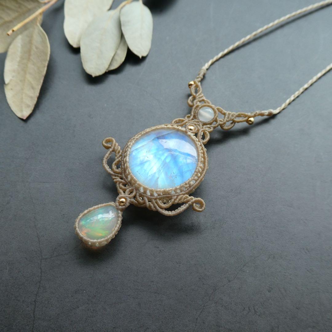 レインボームーンストーン・オパールのマクラメネックレス