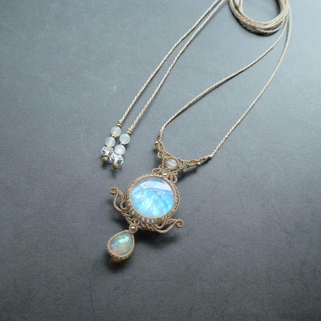 レインボームーンストーン・オパールのマクラメネックレス