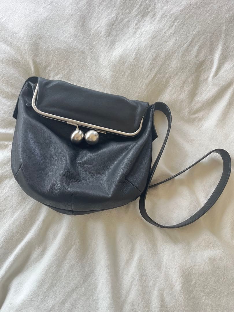 kawa-kawa カワカワ 黒/赤内装 がま口ショルダーバッグ