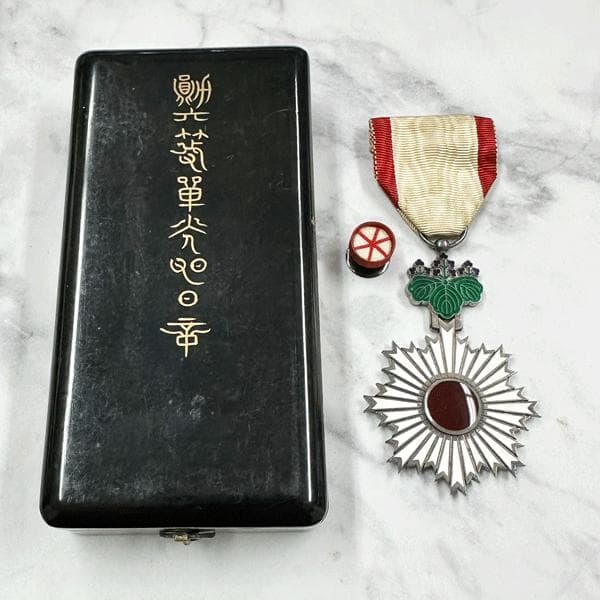 勲章　勲六等単光旭日章　共箱・略章付き