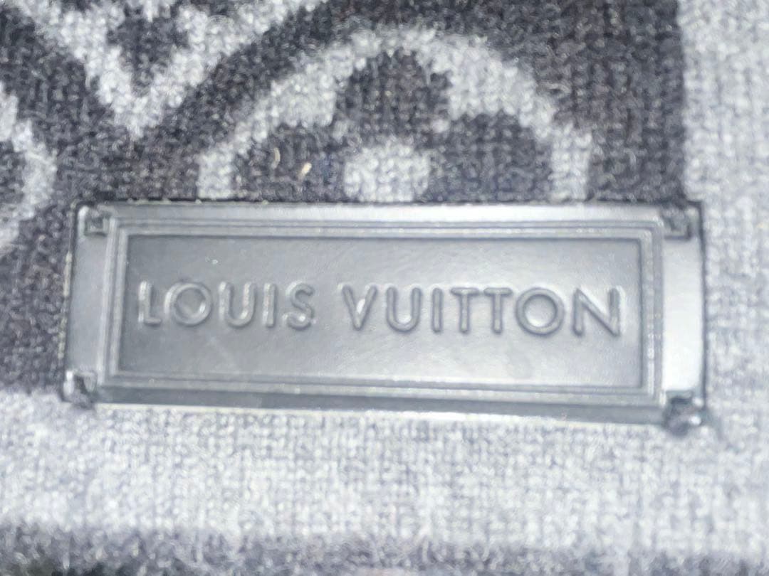 ルイヴィトンのロゴ柄のブラック、グレー マフラー