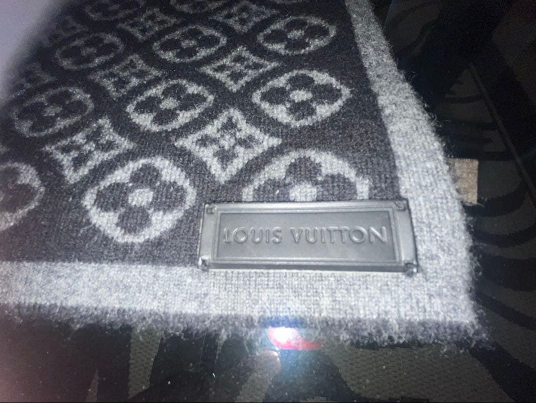 ルイヴィトンのロゴ柄のブラック、グレー マフラー