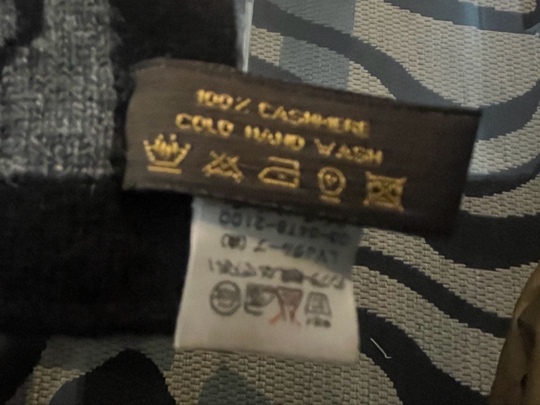 ルイヴィトンのロゴ柄のブラック、グレー マフラー