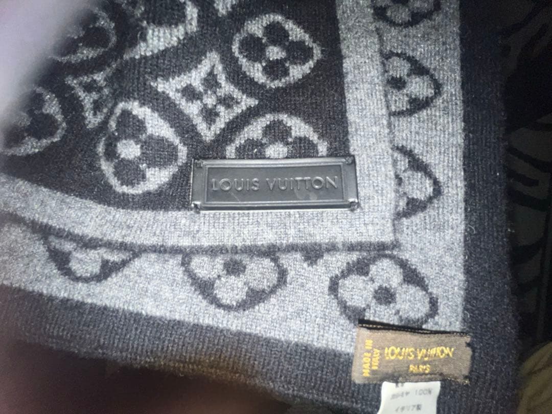 ルイヴィトンのロゴ柄のブラック、グレー マフラー