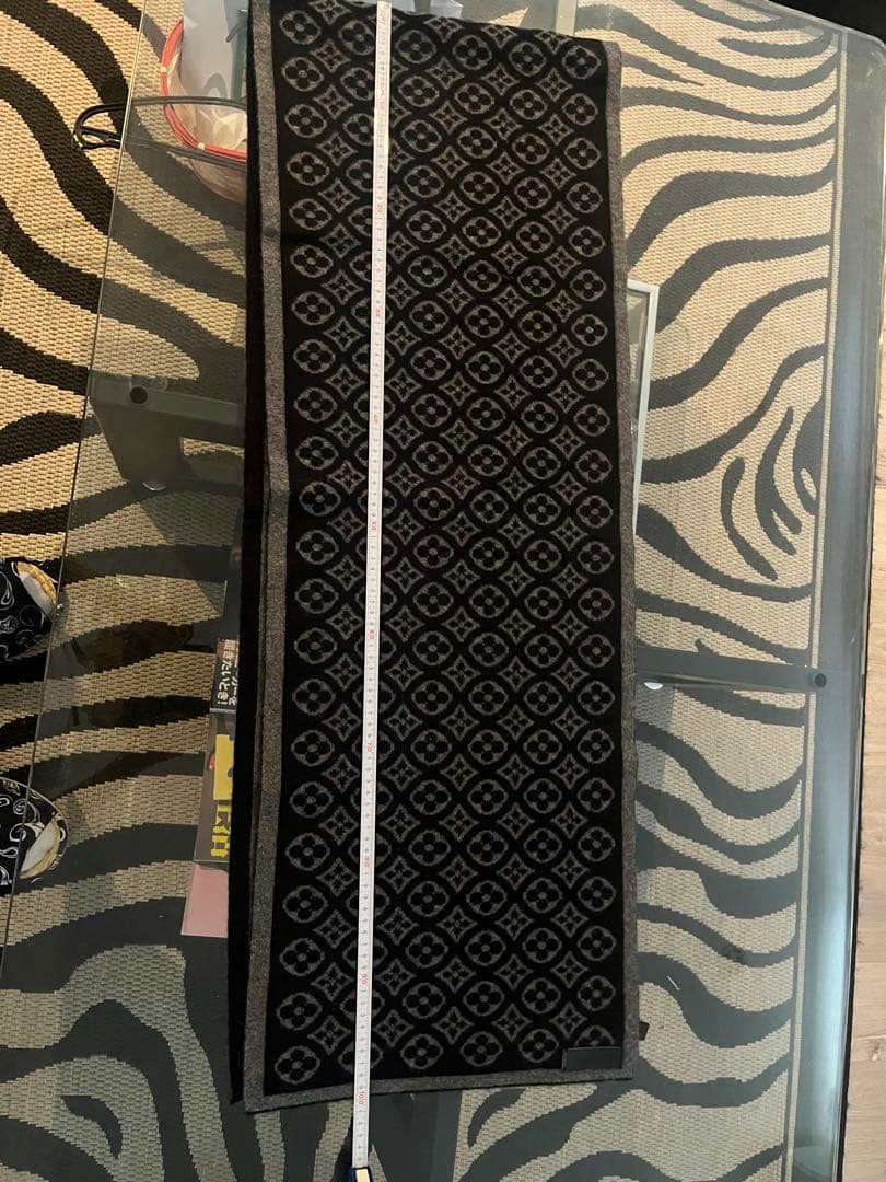 ルイヴィトンのロゴ柄のブラック、グレー マフラー