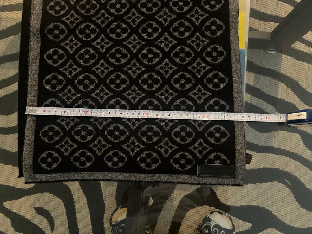 ルイヴィトンのロゴ柄のブラック、グレー マフラー