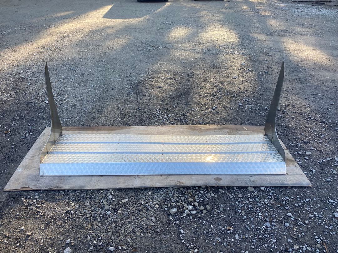 丸秀(送料無料) ビックサム　ステンレス フロントバイザー　ウロコ　鱗柄バイザー