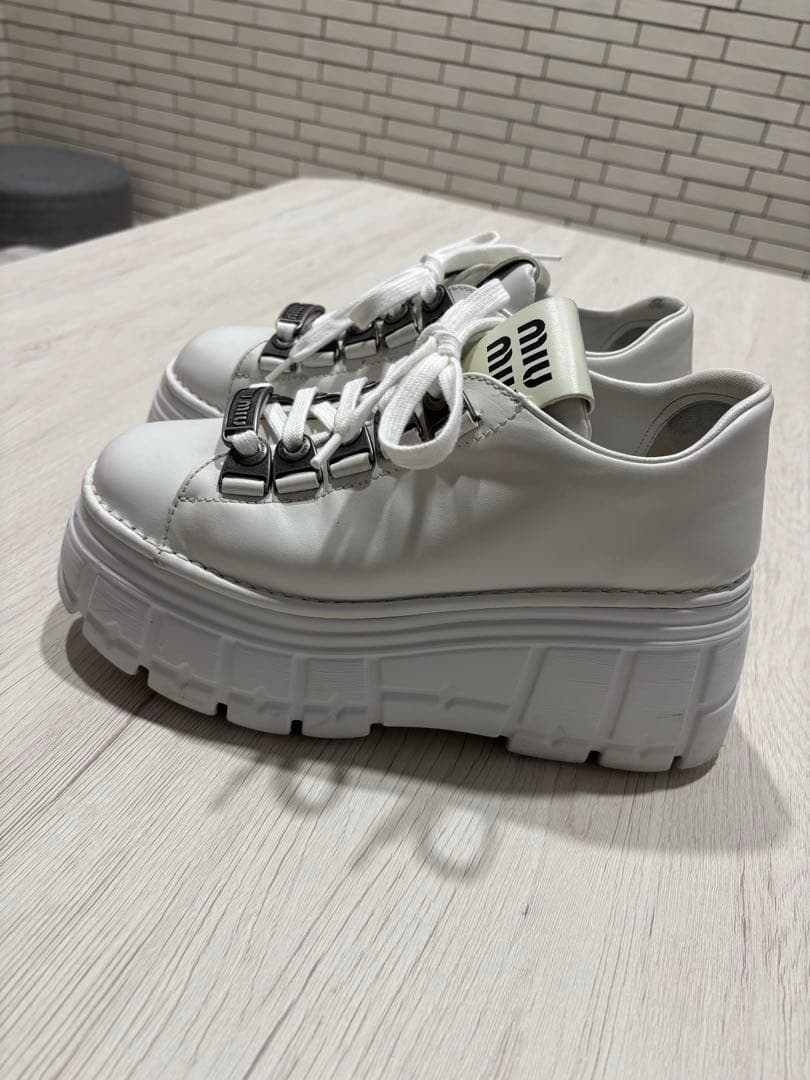 miumiu 厚底スニーカー