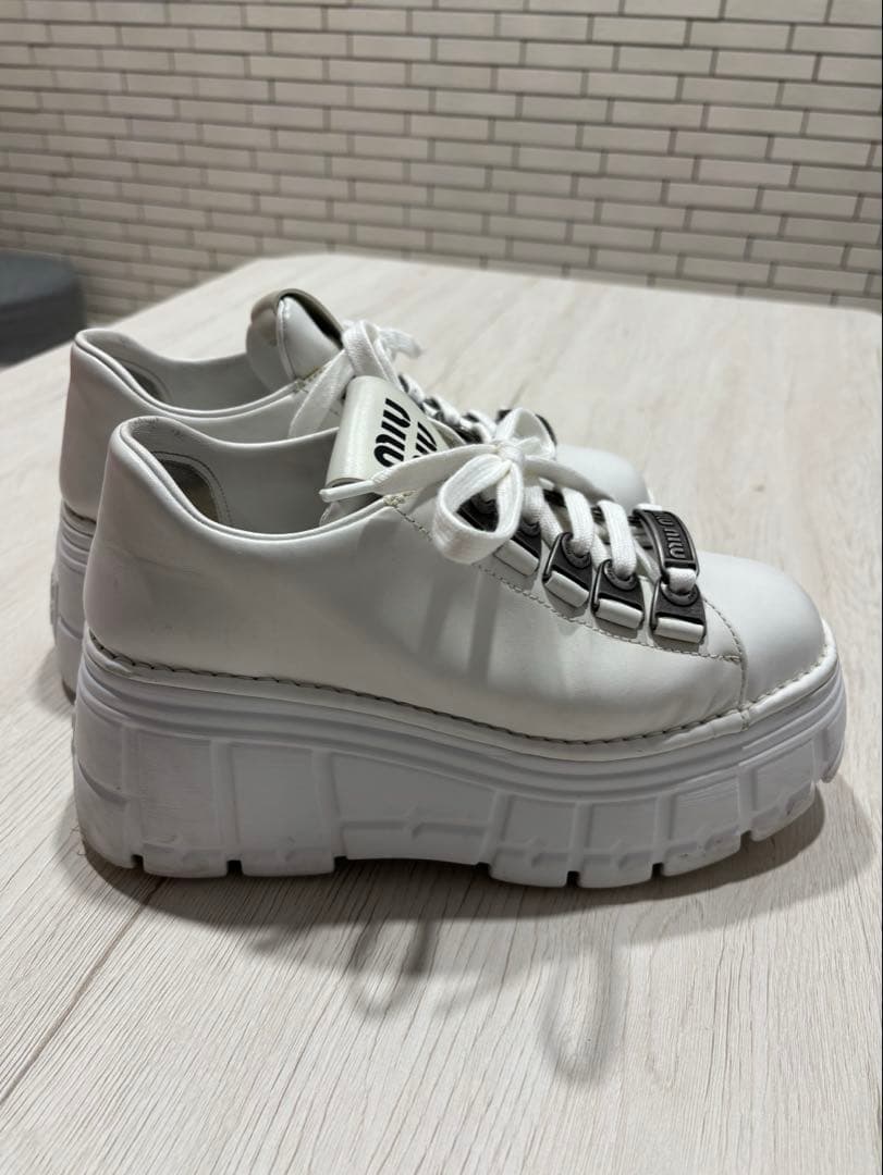 miumiu 厚底スニーカー