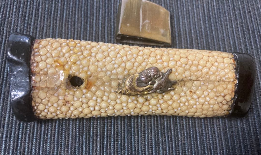 刀装具　短刀柄前　出目貫拵え　布袋・福禄寿図(上作) (江戸時代)