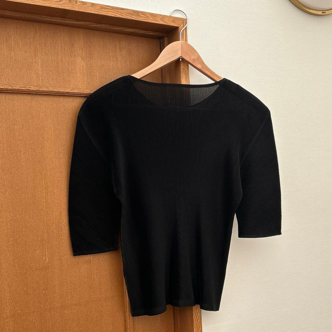 プリーツプリーズ 黒 5分袖トップス