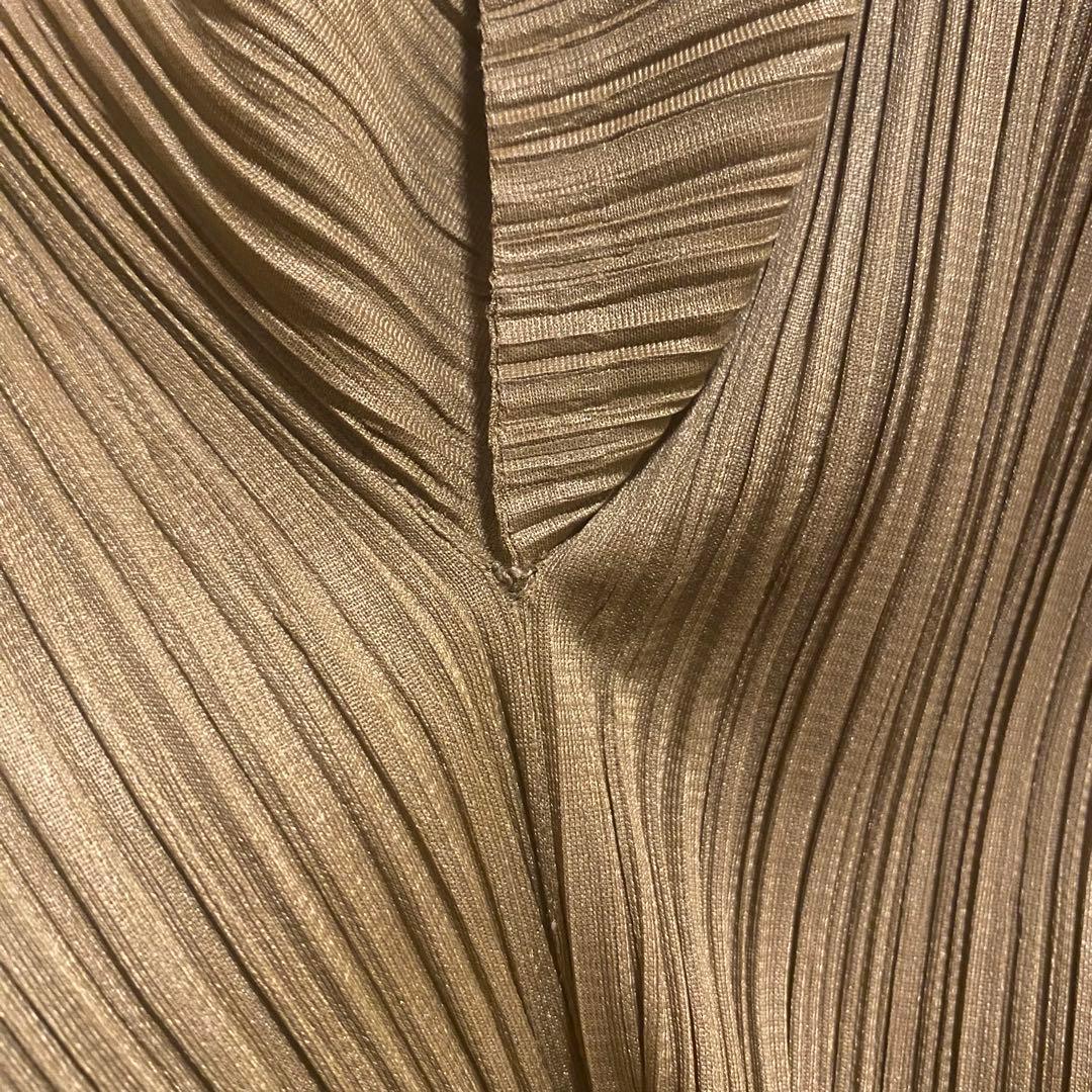 カーキ色　プリーツプリーズトップス