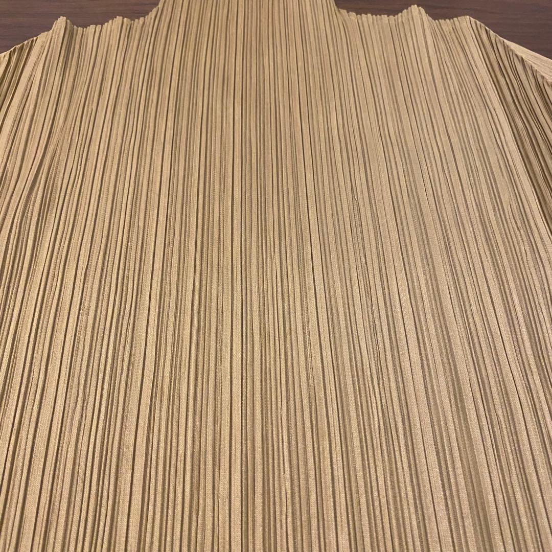 カーキ色　プリーツプリーズトップス
