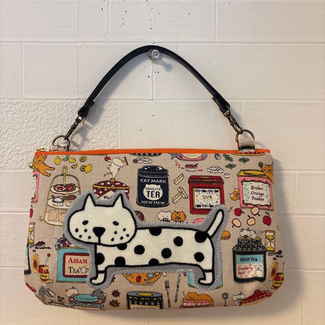 感謝価格　SALE 猫柄　16cmファスナーポーチ　人気　ハンドメイド