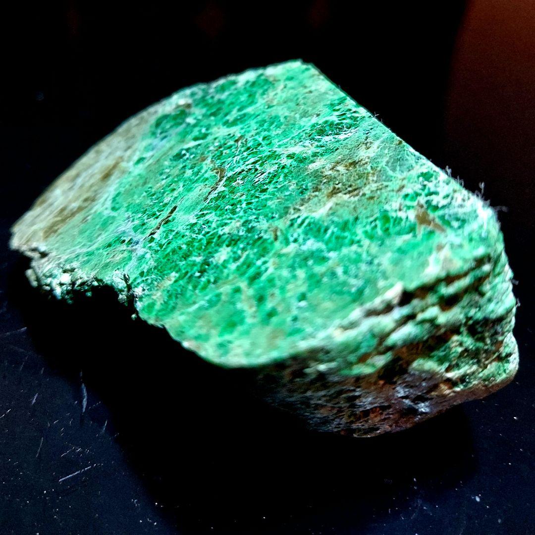 激レア 産出量少ない大きなヒスイ輝石コスモクロア モーシッシ 原石2面磨き508