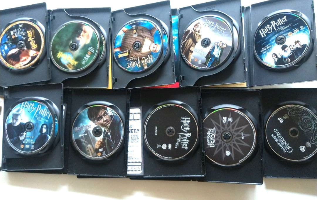 ハリーポッターまとめ売り。本、dvd、ノート、メモ、バッジ他 全巻セット