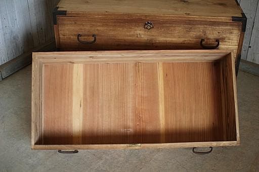 味のある木製の引き出し2段　チェスト　桐箪笥