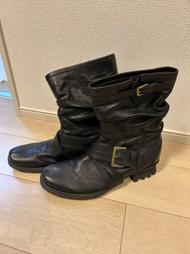 レザーショートブーツ バックル付き 黒