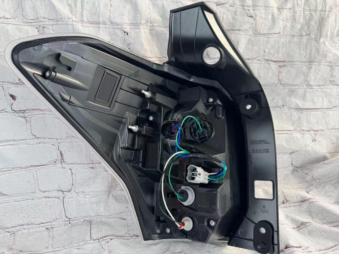 フォレスタ―　SJ5　SJG　US仕様 後期仕様 テールランプ　左右セット