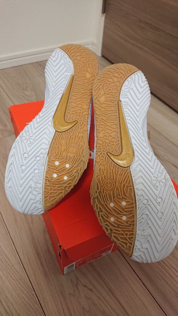 【美品】Nike バレーボールシューズ ホワイト/ゴールド