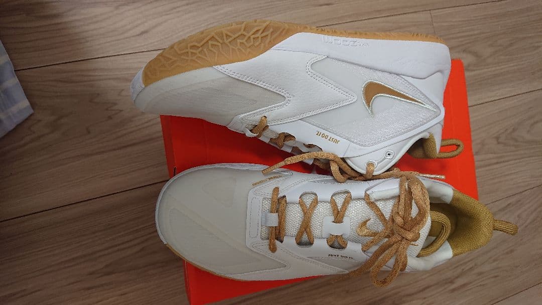 【美品】Nike バレーボールシューズ ホワイト/ゴールド