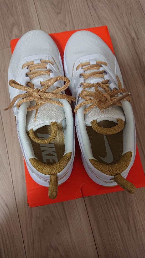 【美品】Nike バレーボールシューズ ホワイト/ゴールド