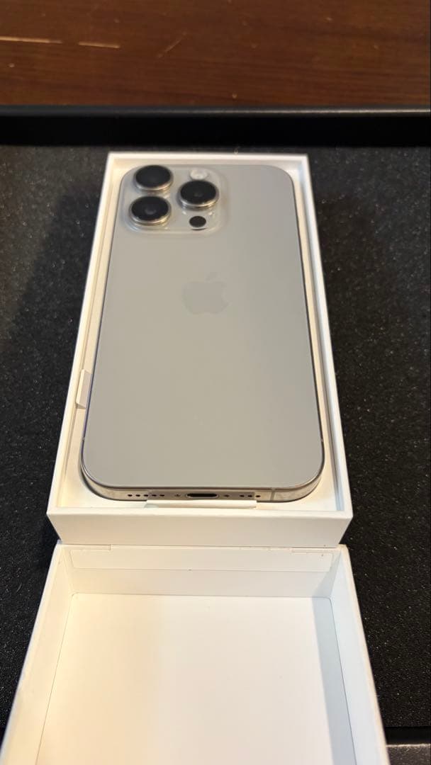 Apple iPhone 15 Pro ナチュラルチタン