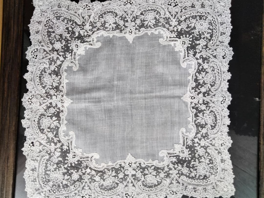 パリの骨董屋さんで購入の繊細なレ―スのハンカチ、アンティークコレクション