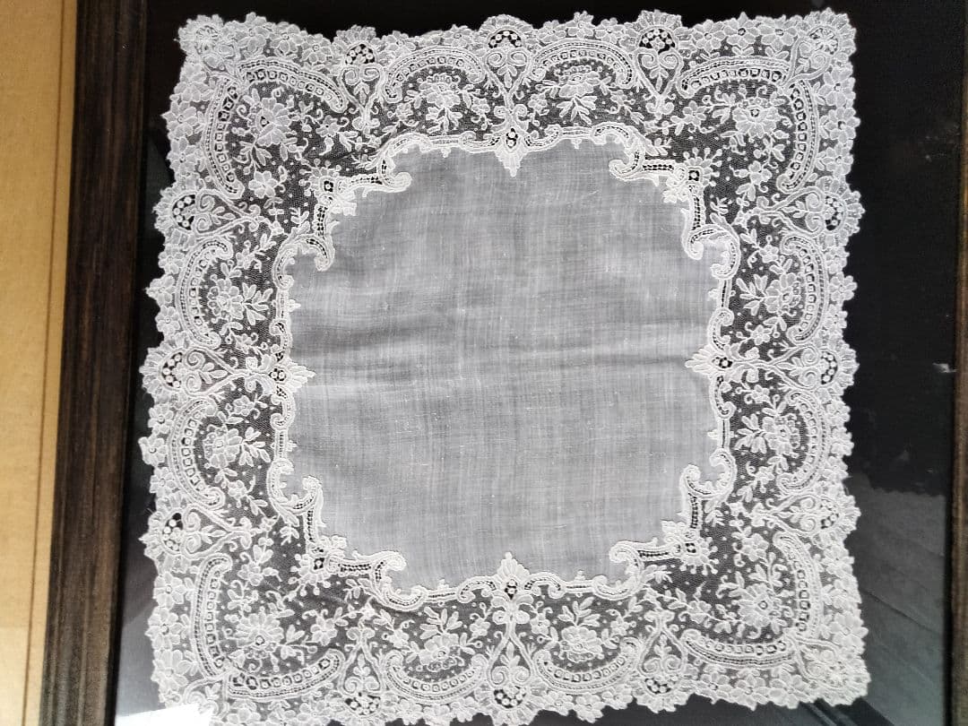 パリの骨董屋さんで購入の繊細なレ―スのハンカチ、アンティークコレクション