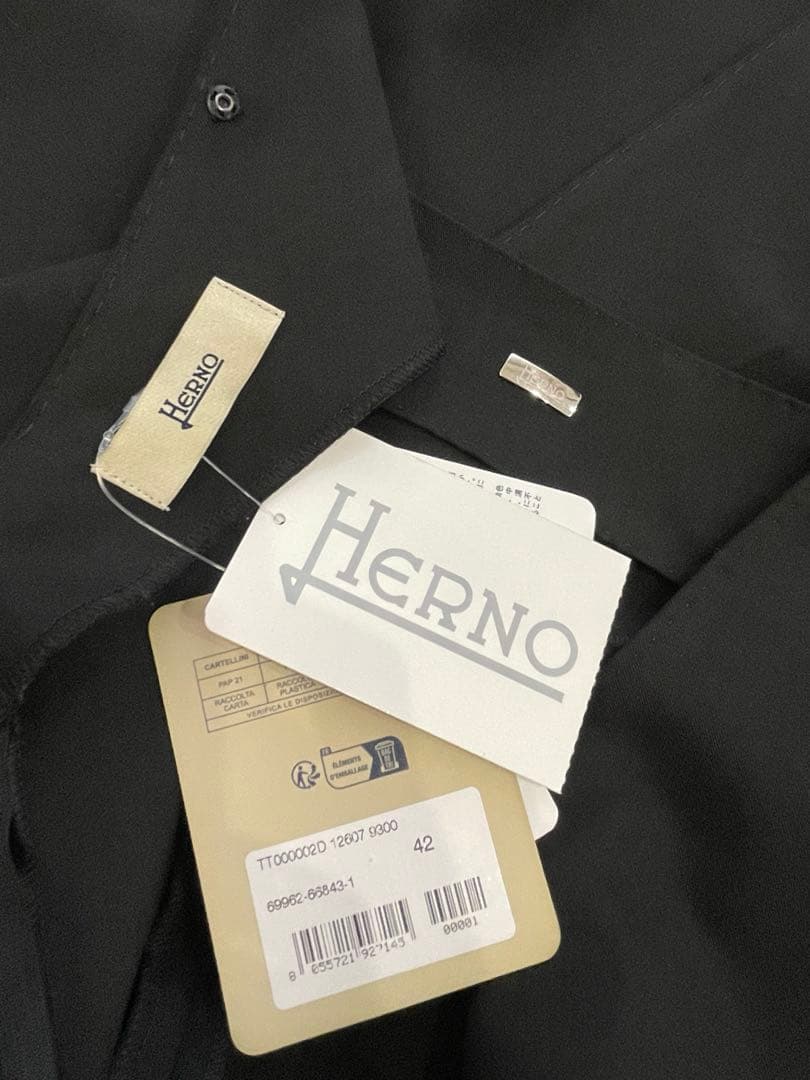 タグ付き新品！定価6.5万　ヘルノ　ジャンプスーツ42 サロペット　ロゴプレート