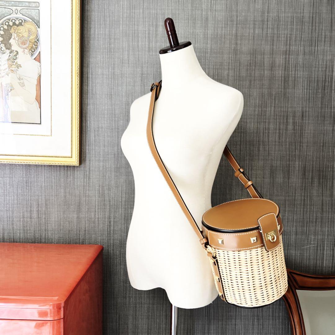 美品　サルバトーレフェラガモ かご　バケツ　バッグ　ショルダー　ガンチーニ