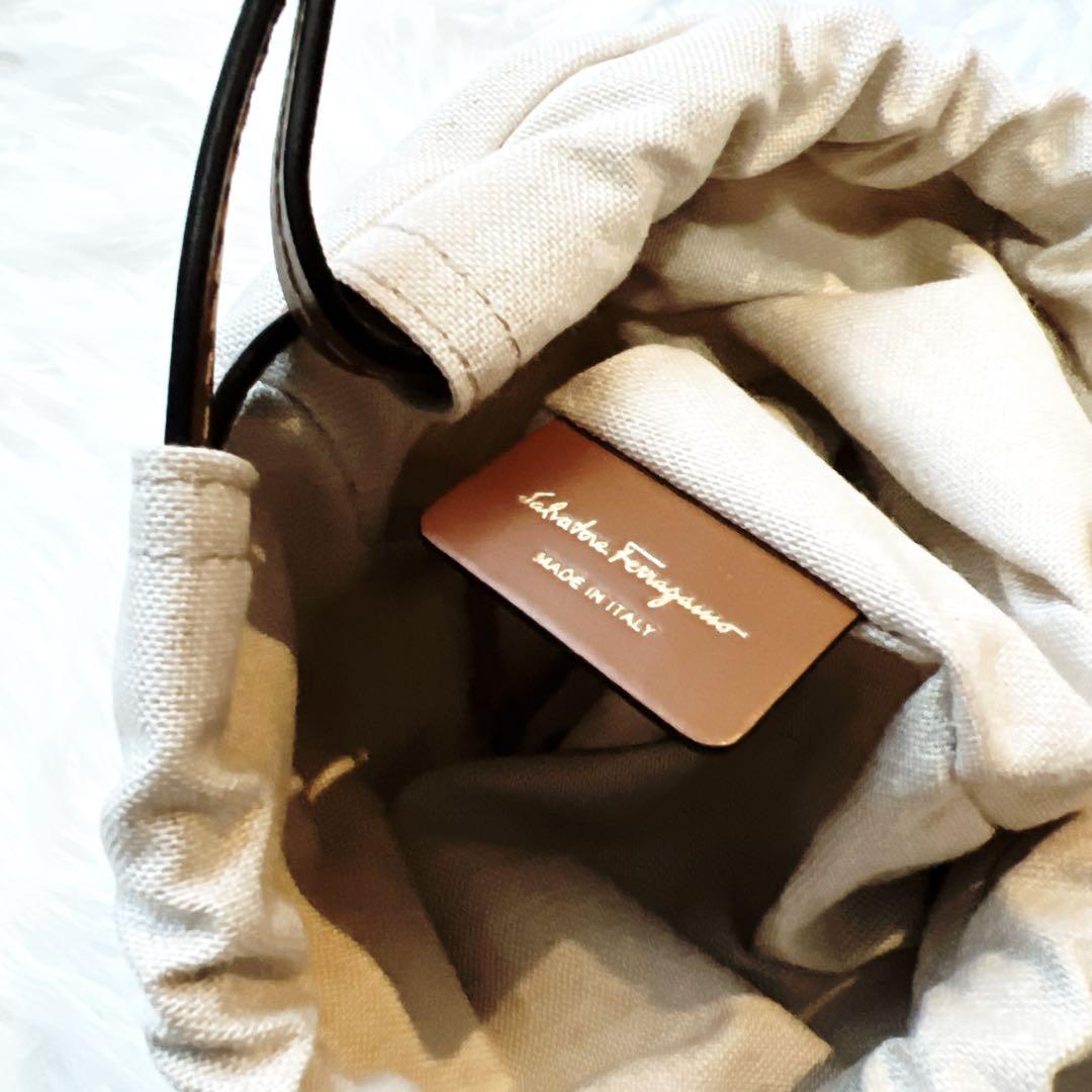 美品　サルバトーレフェラガモ かご　バケツ　バッグ　ショルダー　ガンチーニ