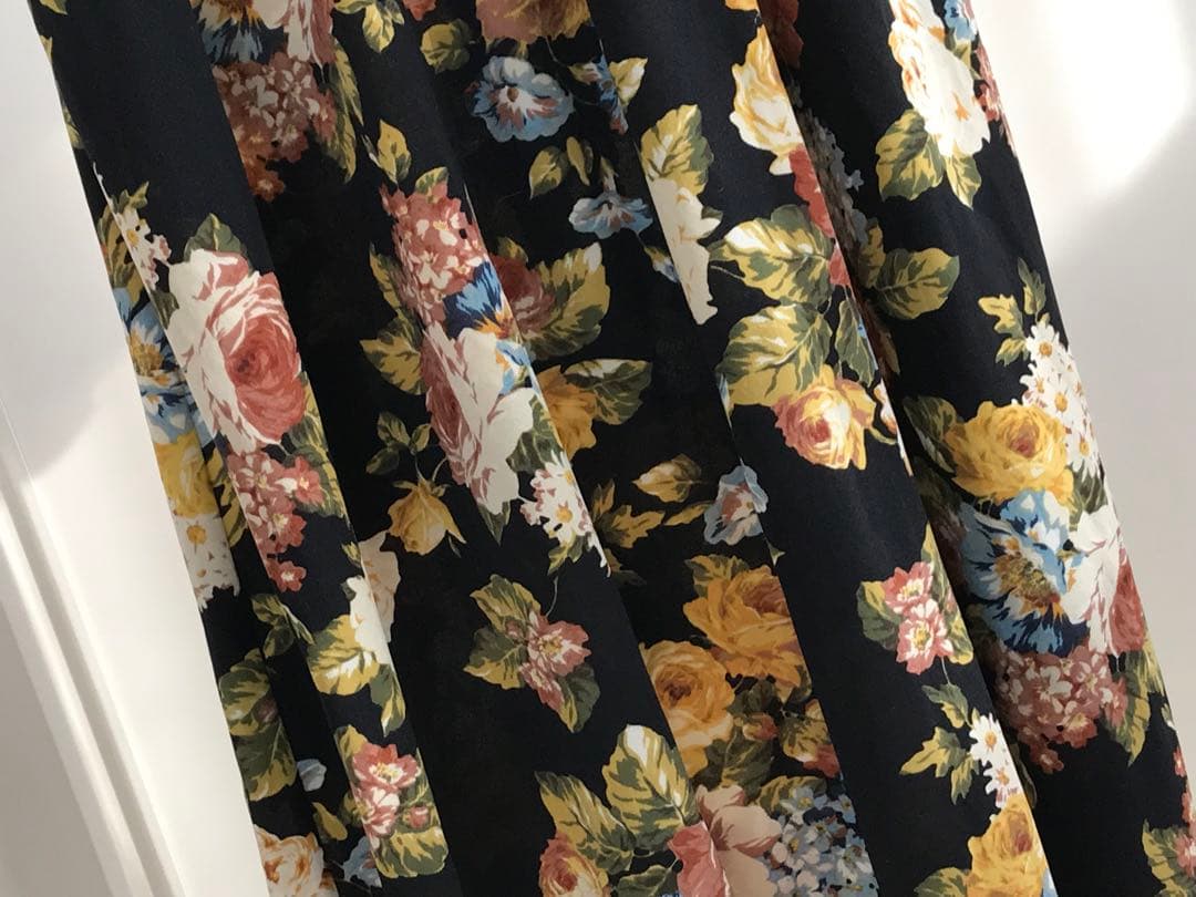 未使用に近い　ピンクハウス　花柄　ポリワンピース　両側ポケットあり　日本製　黒系