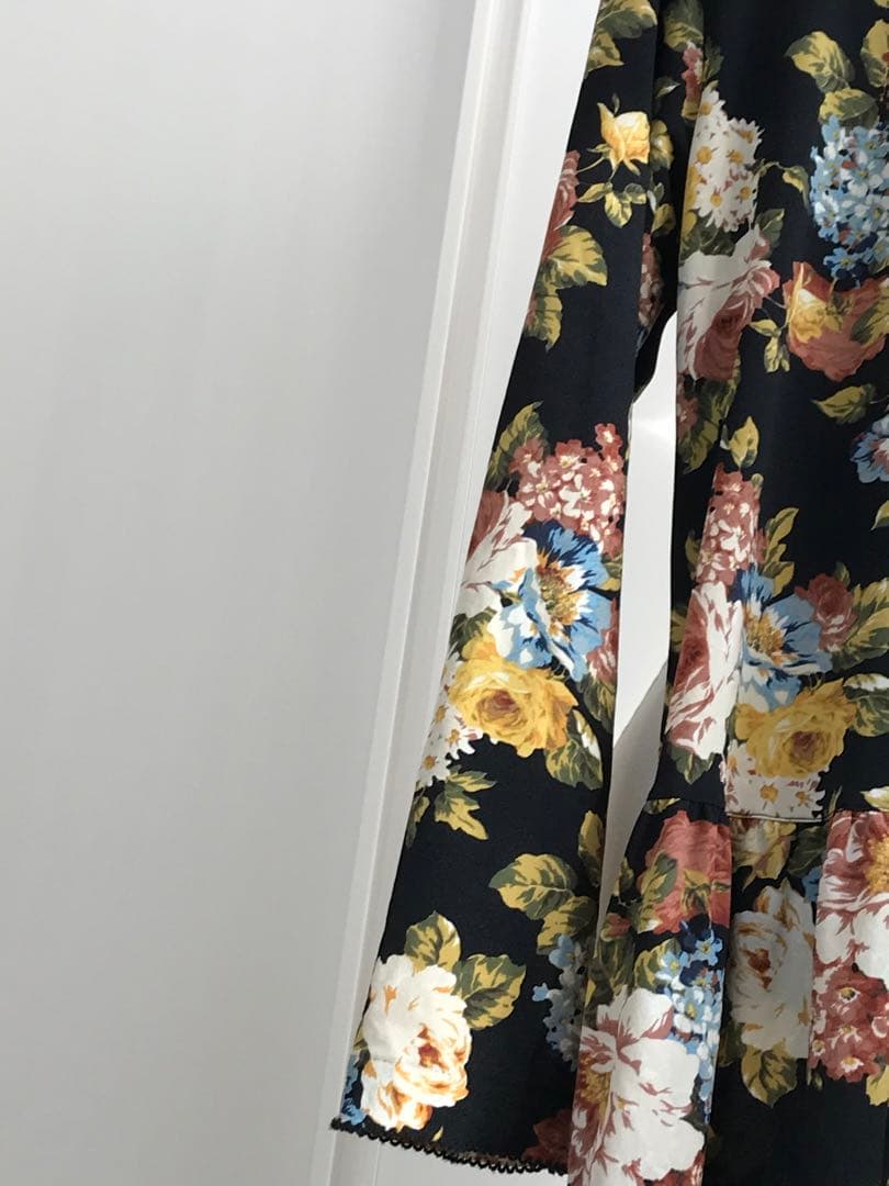 未使用に近い　ピンクハウス　花柄　ポリワンピース　両側ポケットあり　日本製　黒系