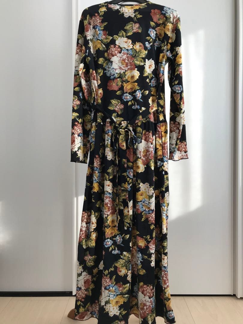 未使用に近い　ピンクハウス　花柄　ポリワンピース　両側ポケットあり　日本製　黒系