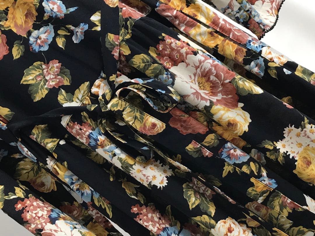 未使用に近い　ピンクハウス　花柄　ポリワンピース　両側ポケットあり　日本製　黒系