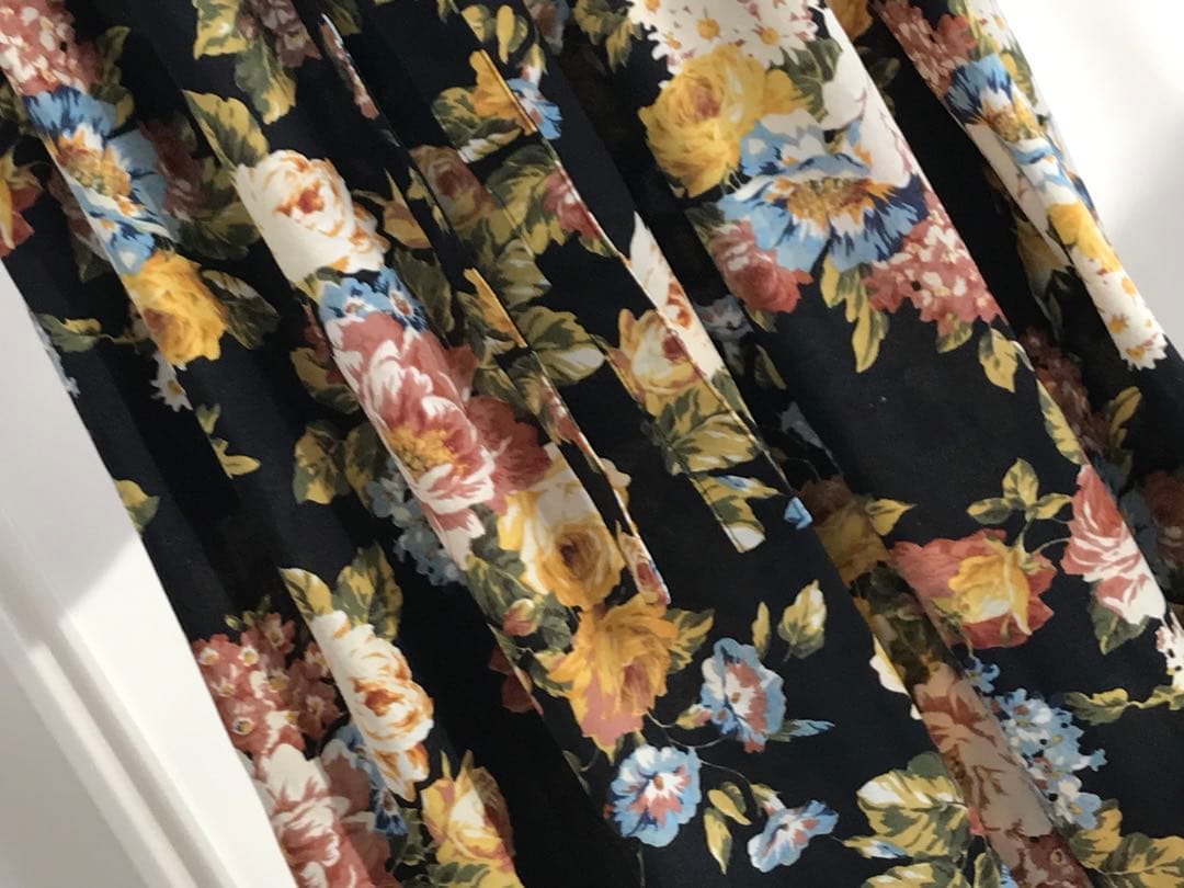 未使用に近い　ピンクハウス　花柄　ポリワンピース　両側ポケットあり　日本製　黒系