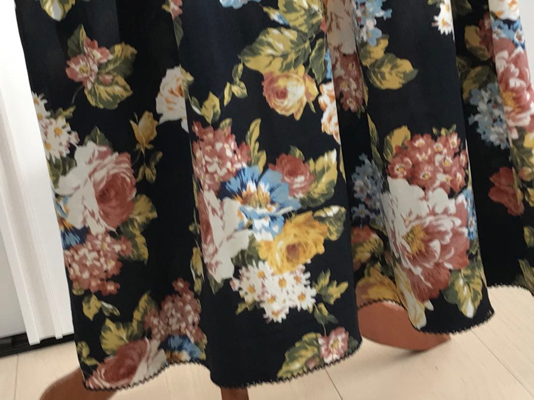 未使用に近い　ピンクハウス　花柄　ポリワンピース　両側ポケットあり　日本製　黒系