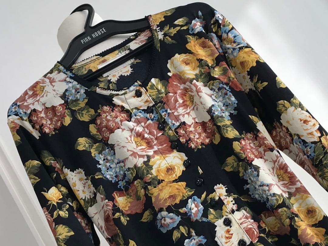 未使用に近い　ピンクハウス　花柄　ポリワンピース　両側ポケットあり　日本製　黒系