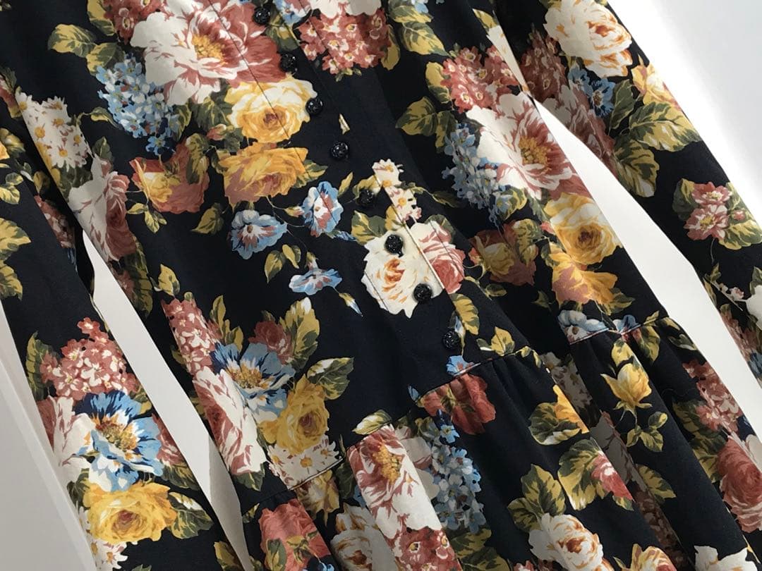 未使用に近い　ピンクハウス　花柄　ポリワンピース　両側ポケットあり　日本製　黒系