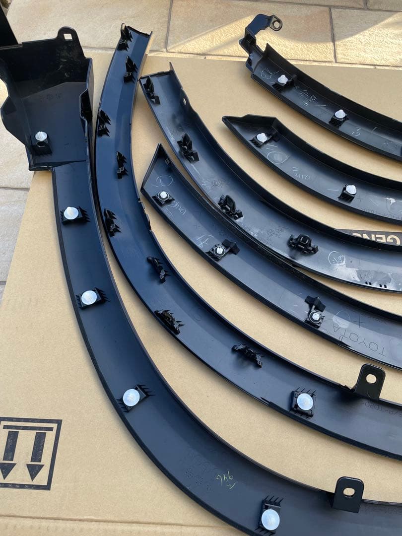 クラウンエステート　フェンダーアーチモール　 純正　黒