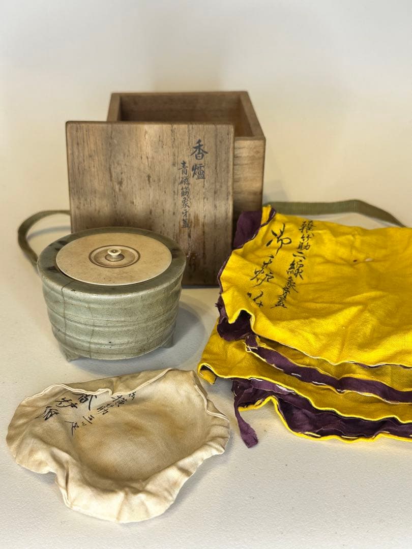 最終価格！青磁筋　三足香炉　共箱　古共布付　時代物　古美術　骨董品