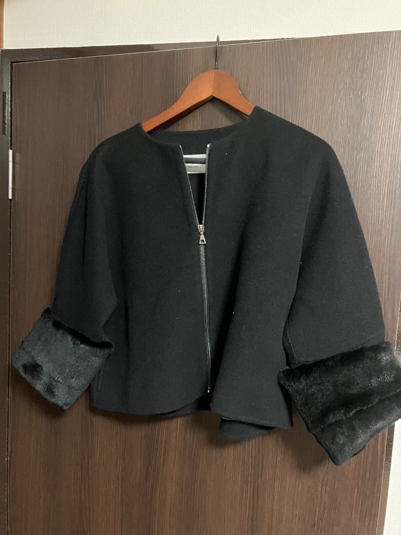 新品ファー付きノーカラージャケット