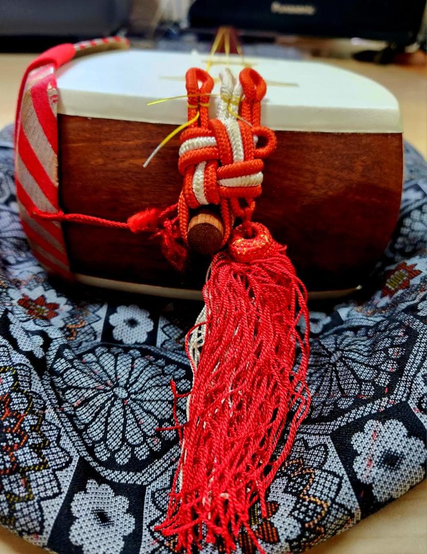 長唄三味線、細い棹、花梨、適切なサイズ、丸胴、皮に破れなし、本革