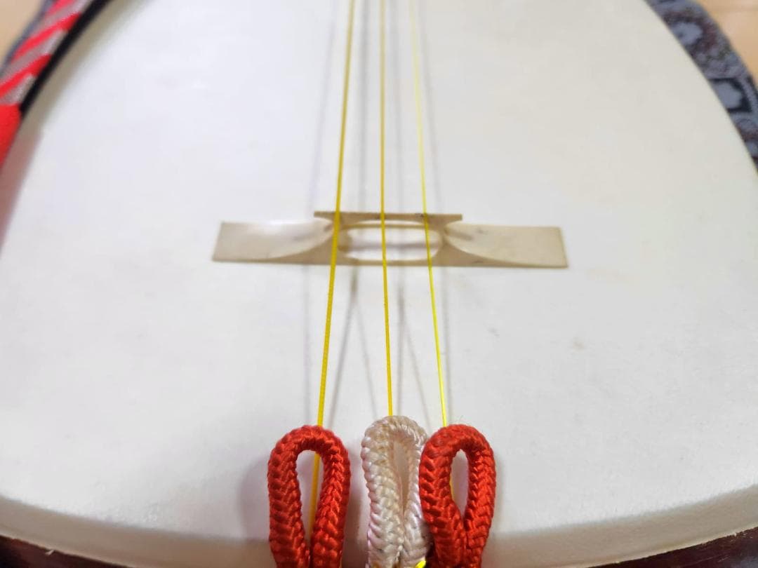 長唄三味線、細い棹、花梨、適切なサイズ、丸胴、皮に破れなし、本革