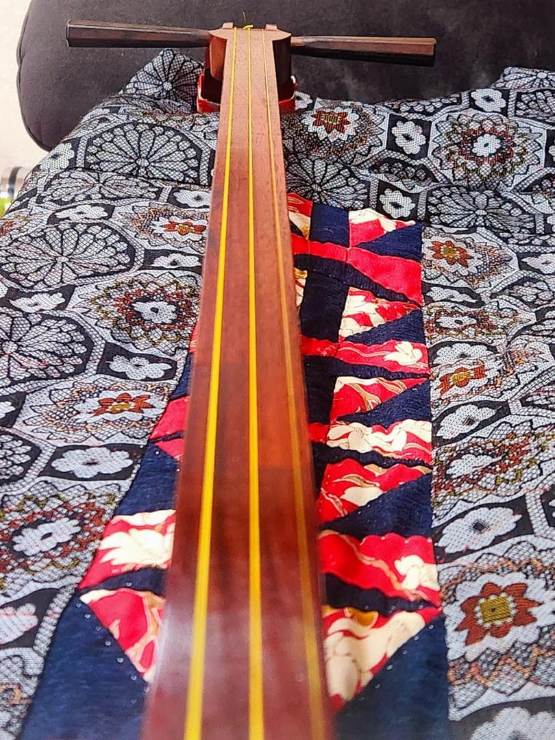 長唄三味線、細い棹、花梨、適切なサイズ、丸胴、皮に破れなし、本革