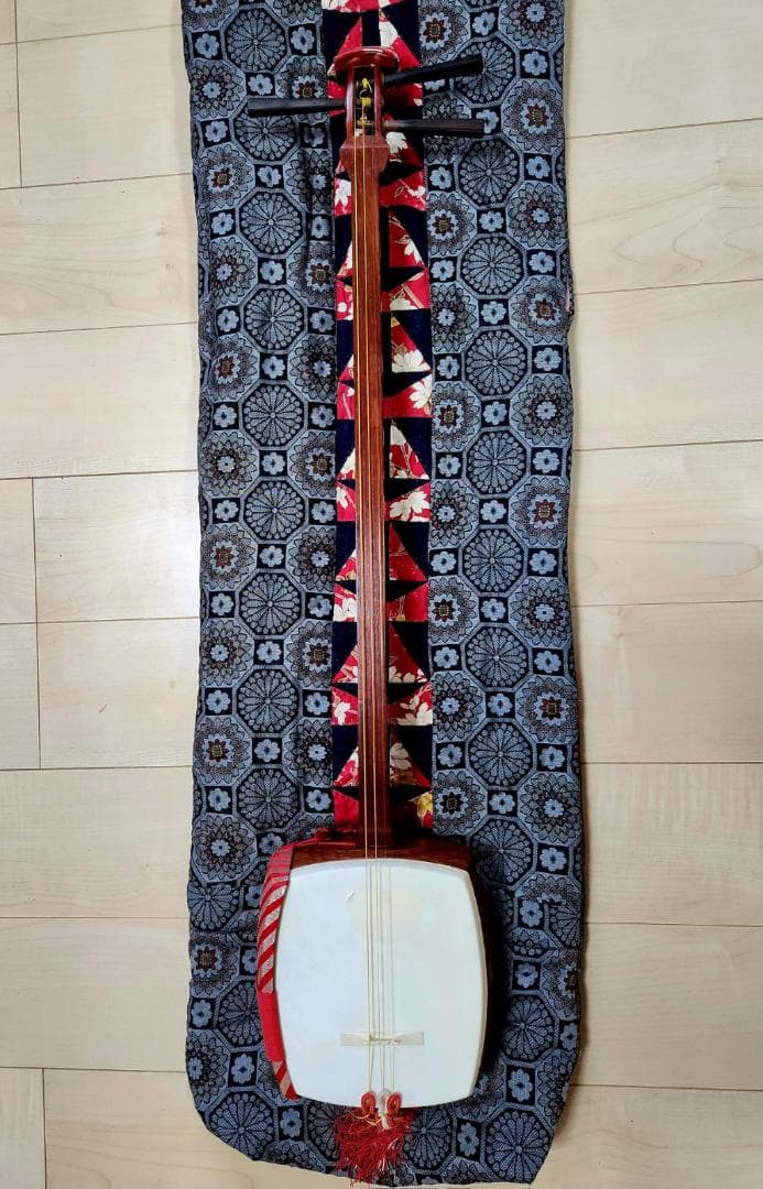 長唄三味線、細い棹、花梨、適切なサイズ、丸胴、皮に破れなし、本革