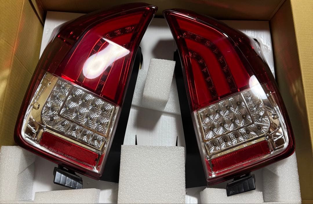 30プリウス　クリスタルアイ　社外テールランプ　シーケンシャル　ファイバー