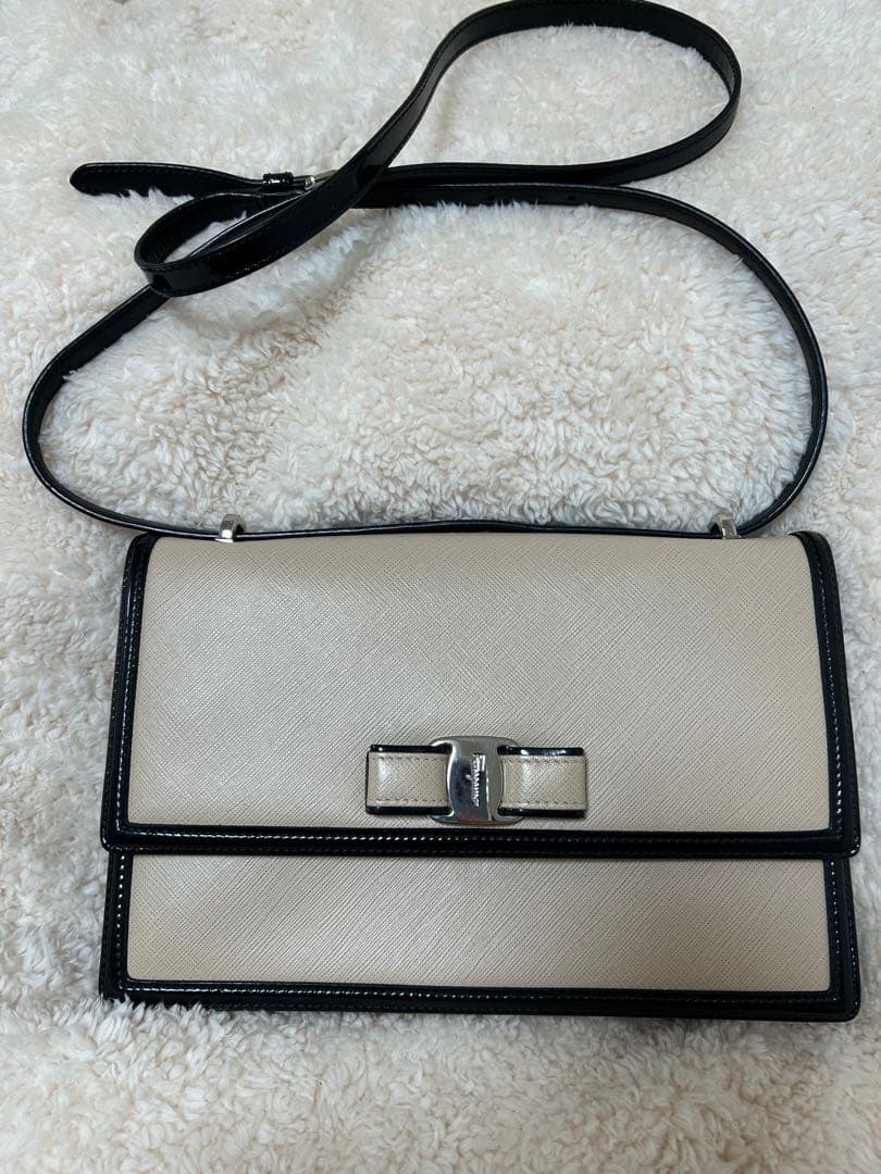 【美品】フェラガモ ヴァラリボン レザー×パテント ショルダーバッグ　レア