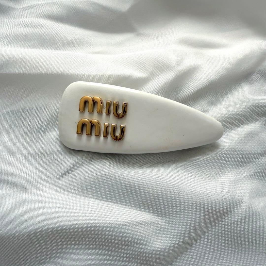 miumiu バレッタ 白
